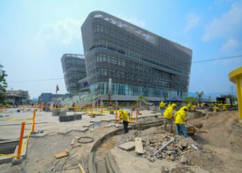 Derriban estructuras que representan riesgo para la población en el Centro Histórico de San Salvador