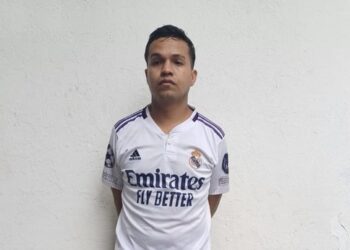 Sujeto fue captado en video cuando hurtó pertenencias de un automóvil estacionado