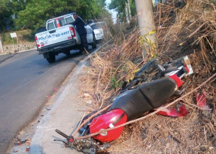 Una motociclista fallece y su acompañante resultó lesionado tras chocar con un vehículo