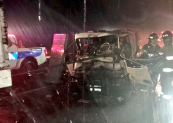 Rescatan a dos personas atrapadas en los hierros retorcidos tras un aparatoso accidente