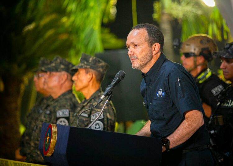 “Ahora estamos buscando a los criminales a más de 800 millas náuticas de nuestras costas salvadoreñas”: Ministro de Seguridad