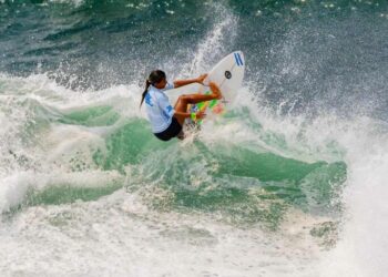 La salvadoreña Julissa Moody clasifica a la siguiente ronda en el ISA World Junior Surfing Championship 2024