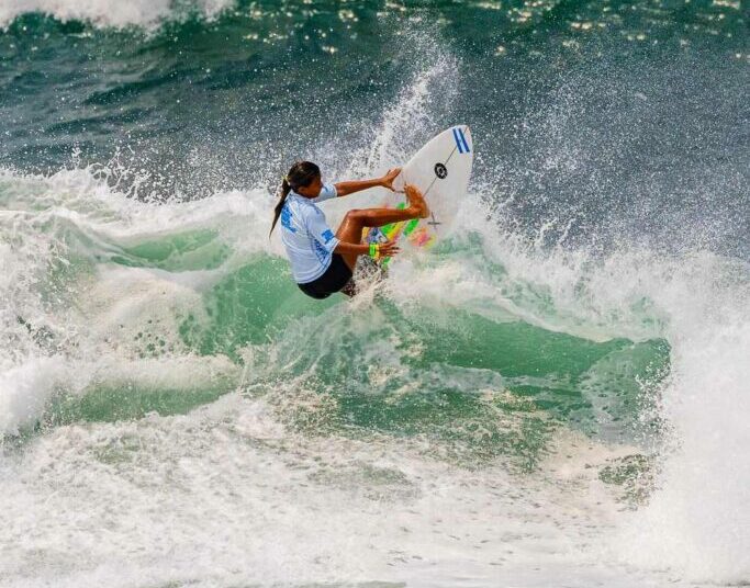 La salvadoreña Julissa Moody clasifica a la siguiente ronda en el ISA World Junior Surfing Championship 2024