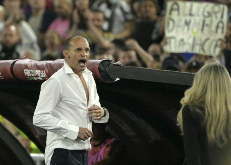 (VIDEO) Ataque de furia de Massimiliano Allegri en la Juventus tras ganar la Coppa de Italia