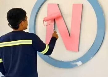 Milagro Navas tiñe de rosa la ‘N’ de Nuevo Cuscatlán