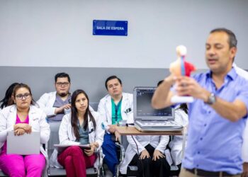 Residentes del Hospital Zacamil se capacitan en ultrasonografías