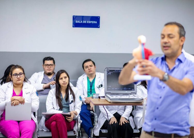 Residentes del Hospital Zacamil se capacitan en ultrasonografías