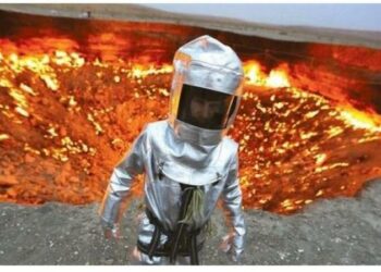 Entró a la “Puerta del Infierno” en busca de sus secretos