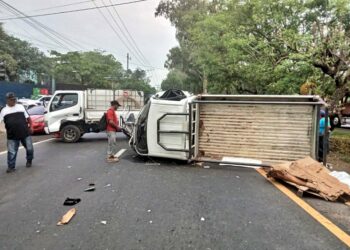 Choque entre dos camiones dejó a tres personales lesionadas en San Rafael Cedros