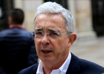 Fiscalía de Colombia acusa a expresidente Álvaro Uribe por soborno y fraude