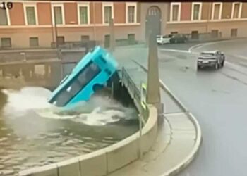 VIDEOS: Varios muertos tras caer un autobús con pasajeros en un río en Rusia