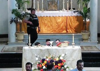 VIDEO: Un adolescente armado con un rifle interrumpe una misa en EE.UU.