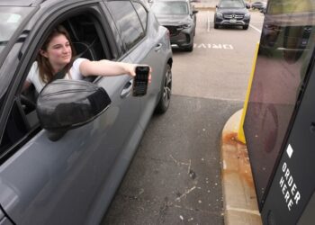 Joven ‘recupera’ su voz gracias a la IA tras perderla por un tumor cerebral