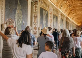 Decenas de empleados amenazan al Vaticano con una demanda sin precedentes