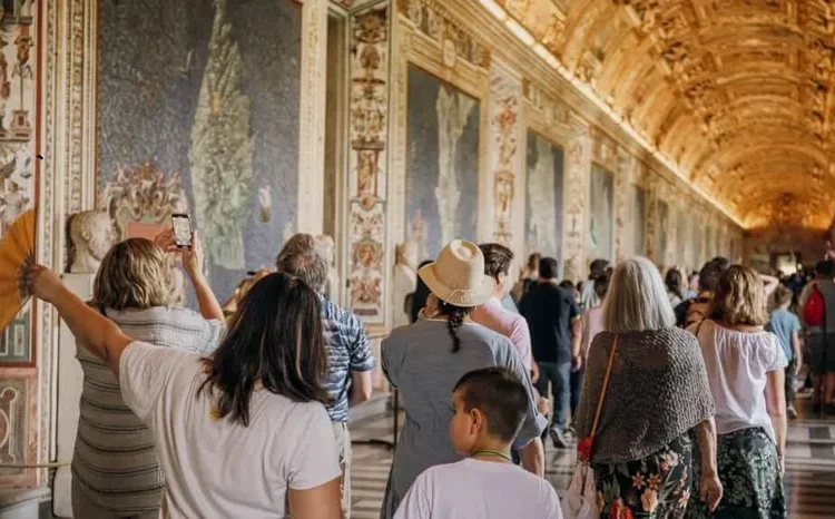 Decenas de empleados amenazan al Vaticano con una demanda sin precedentes