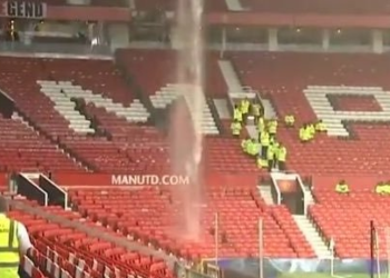 El estadio Old Trafford del Manchester United tiene goteras y desató la furia de los aficionados