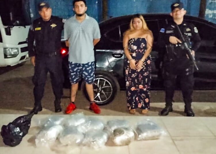 Interceptan a pareja que intentaba huir por pertenencia de droga
