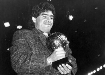 Subastarán uno de los Balones de Oro de Maradona que fue robado hace 35 años