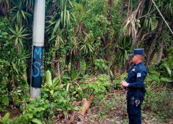 Pandilleros pintan grafitis en Jujutla, Ahuachapán