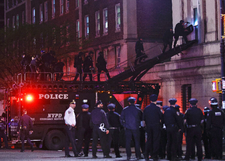 300 detenidos en la Universidad de Columbia y el alcalde de Nueva York dijo que la toma fue dirigida por personas ajenas a la institución