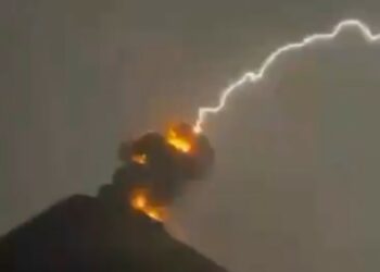 (VIDEO) Un rayo impacta durante la erupción del volcán de Fuego, Guatemala