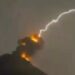 (VIDEO) Un rayo impacta durante la erupción del volcán de Fuego, Guatemala