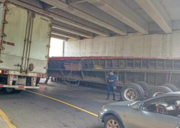 Tráfico restringido sobre bulevar Claudia Lars, por vuelco de rastra