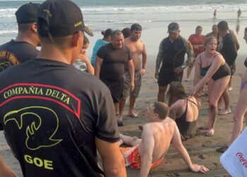 Soldados de Fuerzas Especiales rescatan a 3 estadounidenses arrastrados por el mar en playa San Blas