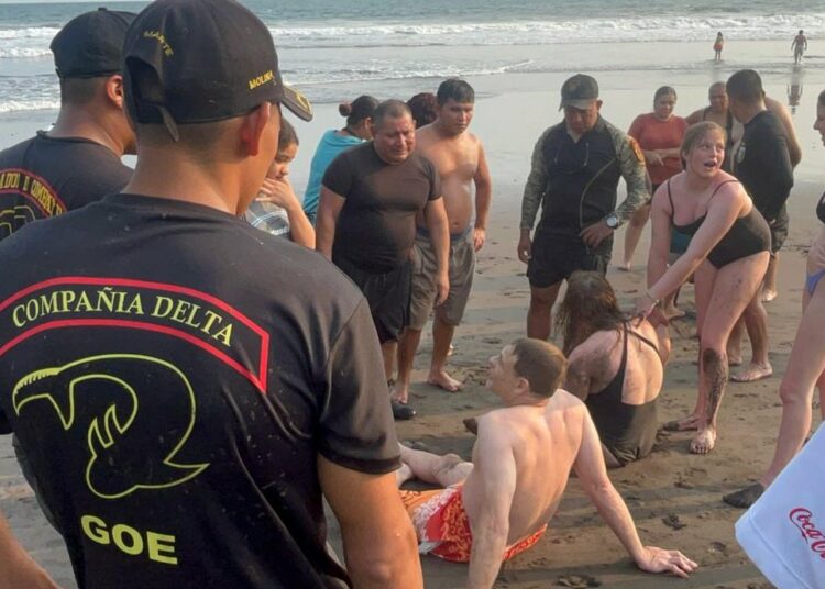 Soldados de Fuerzas Especiales rescatan a 3 estadounidenses arrastrados por el mar en playa San Blas