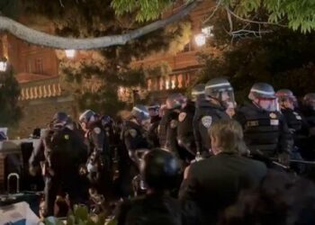 Policía desmantela protesta propalestina en la Universidad de California en Los Ángeles