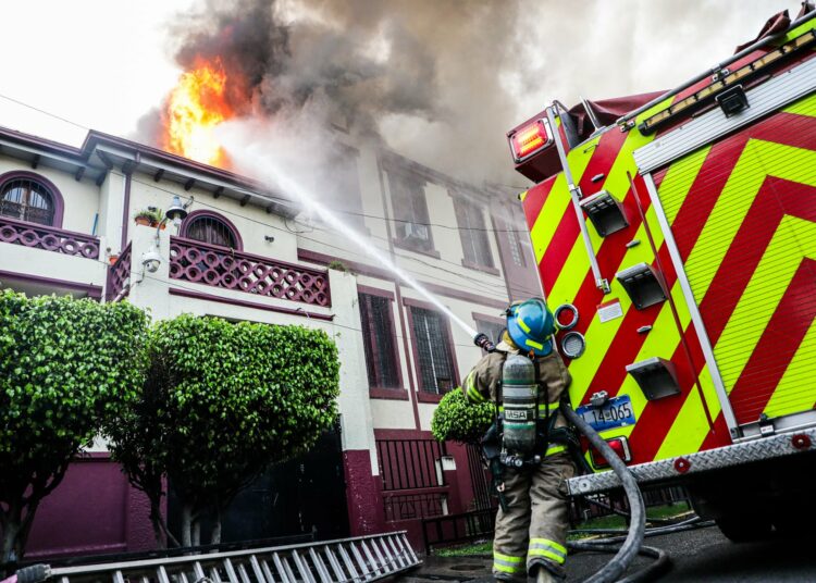 Arde en llamas histórico edificio de la Universidad Tecnológica