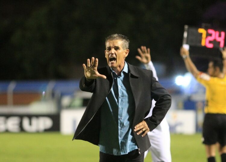 Un club de Brasil despidió a su entrenador en el entretiempo, el médico tomó su lugar y ganaron