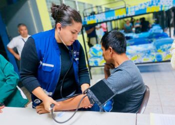 Personas evacuadas reciben atención médica en albergues