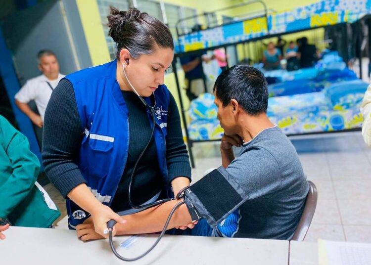 Personas evacuadas reciben atención médica en albergues