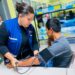Personas evacuadas reciben atención médica en albergues