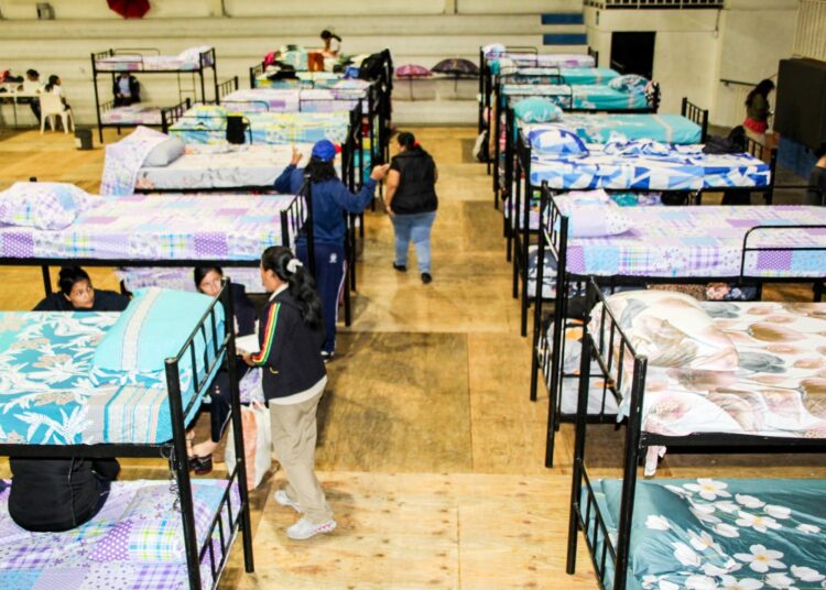 Más de 2,100 evacuados debido a las inundaciones que las lluvias mantienen en el país