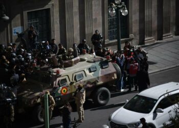 Militares bolivianos se retiran de la plaza Murillo en La Paz