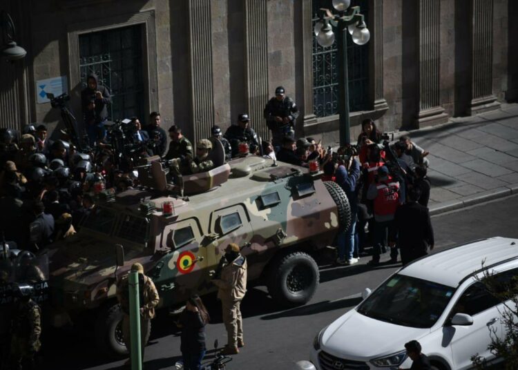 Militares bolivianos se retiran de la plaza Murillo en La Paz