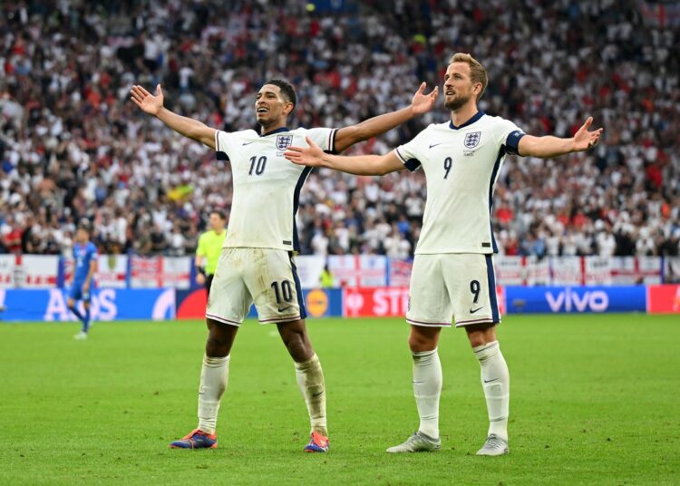 Inglaterra remonta a la inglesa con una chilena de Bellingham y un cabezazo de Kane