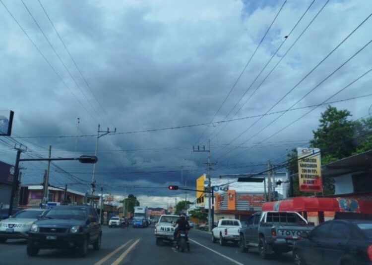 Lluvias y tormentas persistirán este lunes