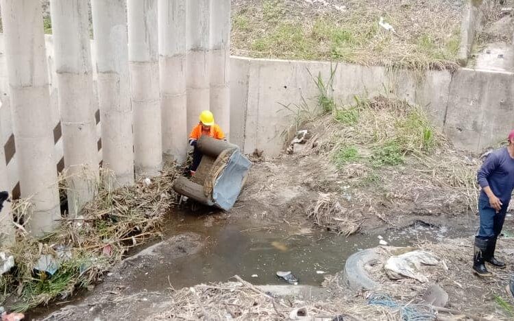 Autoridades realizan tareas de limpieza para prevenir inundaciones