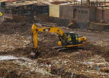 CONTINÚAN CON EL DESALOJO DE BASURA EN PLAYA DE ACAJUTLA