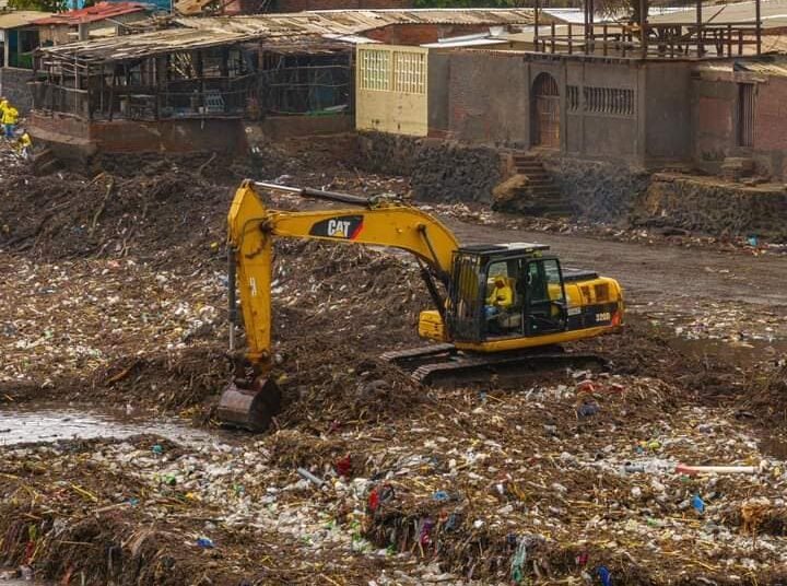 CONTINÚAN CON EL DESALOJO DE BASURA EN PLAYA DE ACAJUTLA