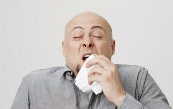 Revelan los aterradores peligros de estornudar