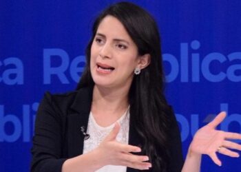 Claudia Ortiz es expuesta al tratar de mentirle a salvadoreños