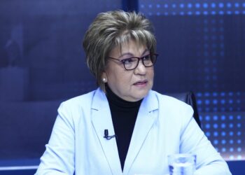 Opositora llama “muertos vivientes” al FMLN 