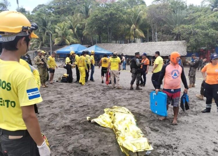 Recuperan cuerpo de persona arrastra por corriente de agua en La Libertad