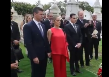 Presidente de Paraguay, Santiago Peña, visitó tumba de guitarrista Mangoré, en el cementerio Los Ilustres de San Salvador