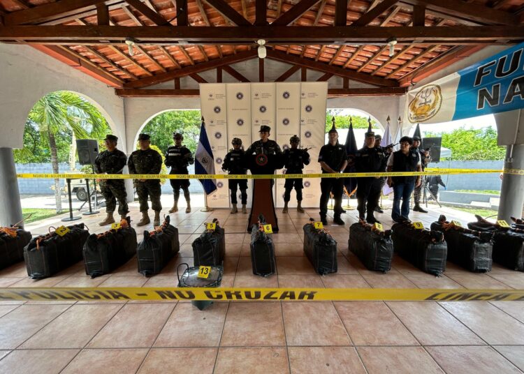 Autoridades presentan droga incautada y lancheros detenidos a 805 millas náuticas de costa salvadoreña