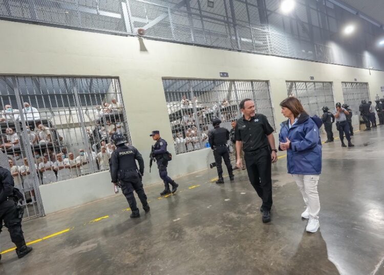 Ministra de Seguridad de Argentina recorre instalaciones del CECOT